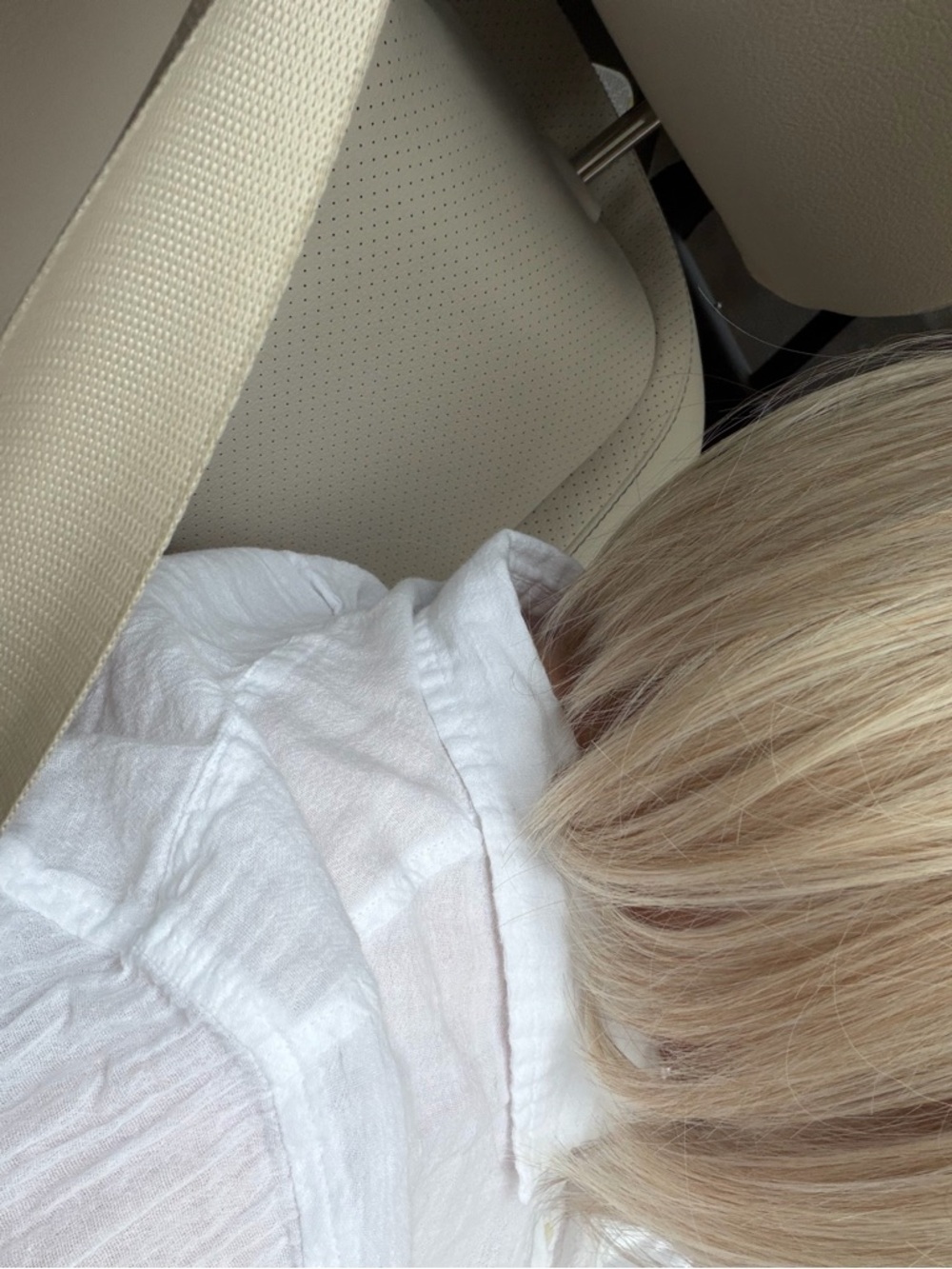 New!! Blonde Layered Bob Wig - Natural Light Blonde - Picture 4 of 4